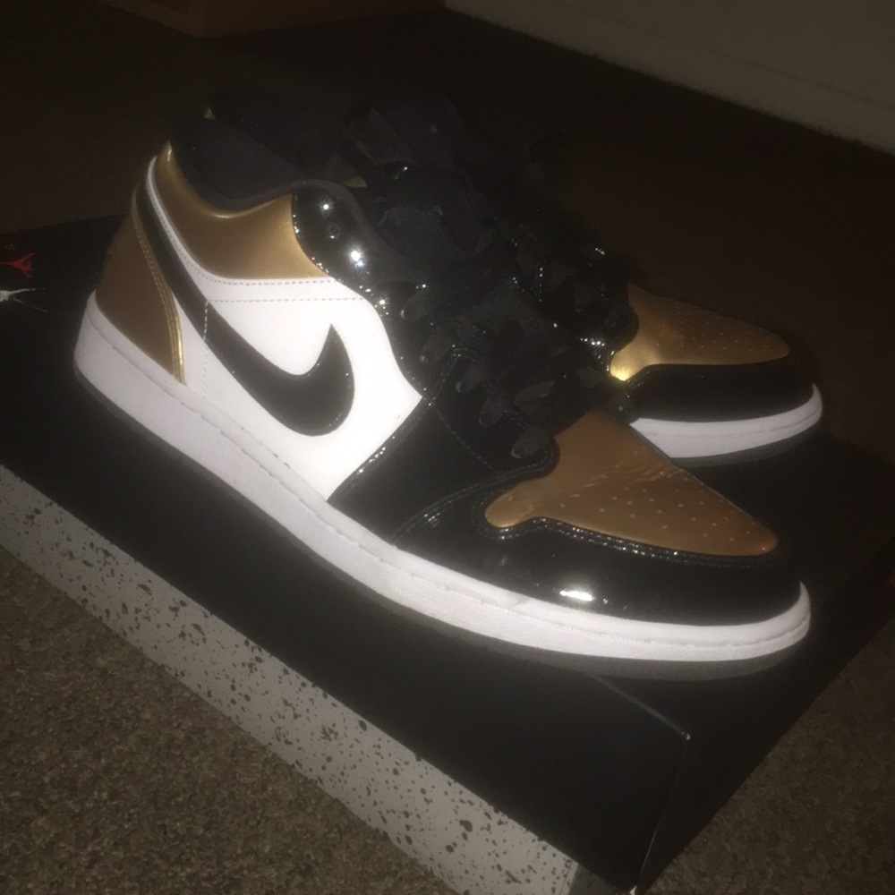 Air Jordan’s 1 lows - Picture 2 of 2